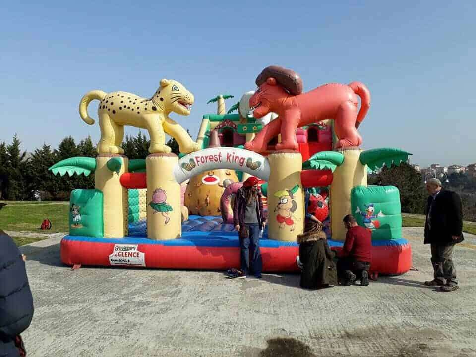 Çocuklar şişme parkurda eğleniyor